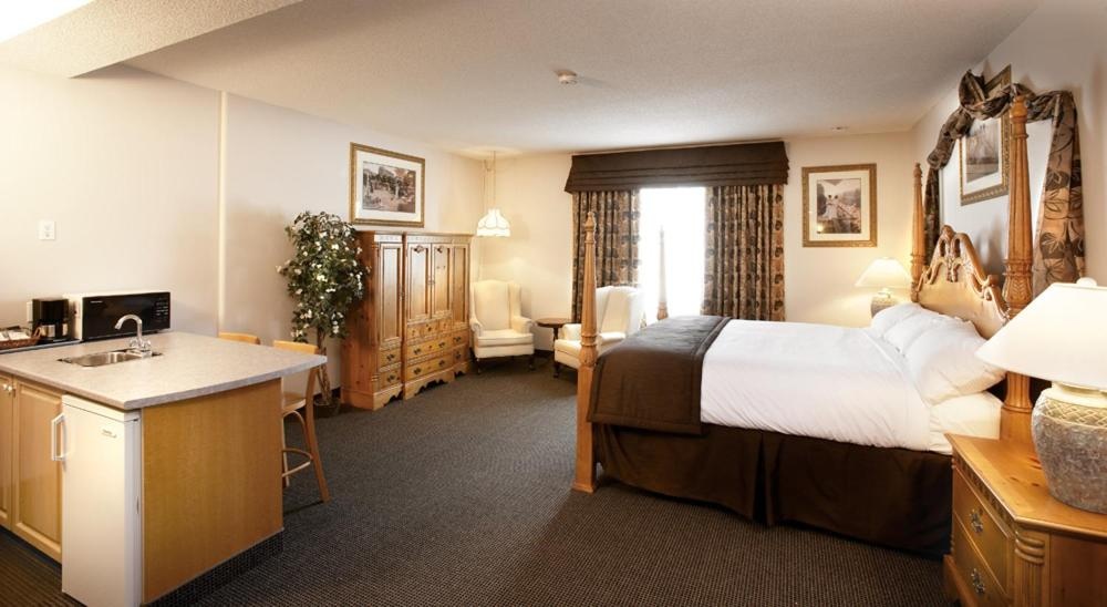 Petawawa River Inn & Suites